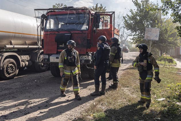 Ukrainian firefighters battle blaze after Russian strike in Sloviansk SLOVIANSK, UKRAINE - OCTOBER 5: A fire truck damaged following an attack by a Russian FPV drone whilst firefighters were putting out the fire caused by a Russian air strike on a commercial warehouse, which left at least one person injured and one dead, in the city of Sloviansk, Ukraine, October 5th, 2026. Diego Herrera Carcedo Anadolu Sloviansk Ukraine. Editorial use only. Please get in touch for any other usage.  Copyright: x2026xAnadoluxDiegoxHerreraxCarcedox