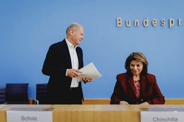 L R Olaf Scholz, former Federal Chancellor and Co-Chair of the ENSK, and Laura Chinchilla Miranda, former President of Costa Rica and Co-Chair of the ENSK, photographed during the press conference to introduce the North-South Commission on Development Policy in Berlin, October 5, 2026, Berlin, Germany Copyright: xFlorianxGaertnerx