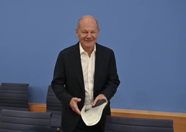 South-North Commission co-chairs hold press conference in Berlin BERLIN, GERMANY - OCTOBER 05: Former German Chancellor Olaf Scholz, co-chair of the North-South Development Policy Commission (ENSK), attends a joint press conference with former Costa Rican President and ENSK co-chair Laura Chinchilla Miranda at the Federal Press House in Berlin, Germany, on October 05, 2026. Halil Sagirkaya Anadolu Berlin Germany. Editorial use only. Please get in touch for any other usage.  Copyright: x2026xAnadoluxHalilxSagirkayax