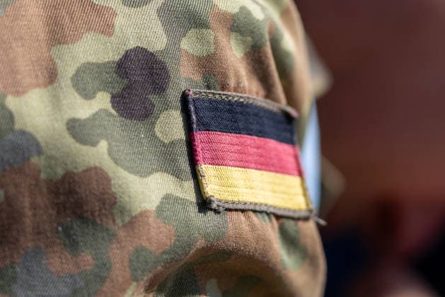 Eurofighters at Nuremberg Airport: German Air Force Conducts Dispersed Operation Drill, Nuremberg, October 5, 2026 A German Air Force soldier wearing a Flecktarn field uniform has a German flag patch on his sleeve. The German Air Force is conducting tests at the airport to see how Eurofighters and operational forces can temporarily operate out of a civilian airport. Nuremberg A 20261005-1V9A1064-M4000