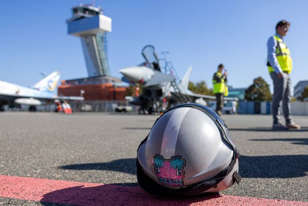 Eurofighters at Nuremberg Airport: German Air Force Practices Dispersed Operations, Nuremberg, October 5, 2026 A mechanic’s helmet with a sticker lies on the airport apron; behind it stand German Air Force Eurofighters. The German Air Force is testing how Eurofighters and operational forces can temporarily operate from a civilian airport. Nuremberg Airport, Bavaria, Germany 20261005-286A0293-M4000