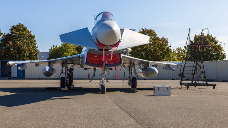 Eurofighter at Nuremberg Airport: German Air Force Practices Dispersed Operations, Nuremberg, October 5, 2026 A German Air Force Eurofighter Typhoon is parked head-on on the airport apron, with the maintenance manager and a toolbox next to it. The German Air Force is testing there how Eurofighters and operational forces can temporarily operate out of a civilian 20261005-286A0254-M4000