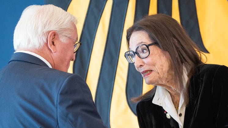 Federal President Frank Walter Steinmeier awards the Order of Merit of the Federal Republic of Germany to 21 citizens on German Unity Day Nana Mouskouri, singer and musician Federal President awards the Order of Merit of the Federal Republic of Germany on German Unity Day, Berlin, Germany; official residence at the Spreebogen