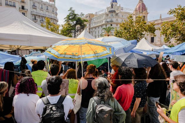 Second day of the Housing Protest Camp in Valencia’s Town Hall Square. Dozens of people are camped out in the Town Hall Square as of October 5, 2026, in Valencia, Valencian Community, Spain. Several young people began a sit-in yesterday in the Town Hall Square following the housing protest held last Saturday in Valencia, where five people were arrested and nine National Police officers were injured. The protest was organized by the associations Sindicat de Llogateres, Entrebarris, the Platform for Those Affected by Mortgages, and Sindicat Habitatge València October 5, 2026, Spain  Copyright: xJorgexGilx 7822552