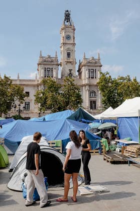 Second day of the Housing Protest Camp in Valencia’s Town Hall Square. Dozens of people are camped out in the Town Hall Square as of October 5, 2026, in Valencia, Valencian Community, Spain. Several young people began a sit-in yesterday in the Town Hall Square following the housing protest held last Saturday in Valencia, where five people were arrested and nine National Police officers were injured. The protest was organized by the associations Sindicat de Llogateres, Entrebarris, the Platform for Those Affected by Mortgages, and Sindicat Habitatge València October 5, 2026, Spain  Copyright: xJorgexGilx 7822554