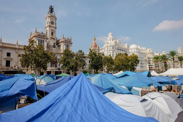Second day of the Housing Protest Camp in Valencia’s Town Hall Square. Dozens of people are camped out in the Town Hall Square as of October 5, 2026, in Valencia, Valencian Community, Spain. Several young people began a sit-in yesterday in the Town Hall Square following the housing protest held last Saturday in Valencia, where five people were arrested and nine National Police officers were injured. The protest was organized by the associations Sindicat de Llogateres, Entrebarris, the Platform for Those Affected by Mortgages, and Sindicat Habitatge València October 5, 2026, Spain  Copyright: xJorgexGilx 7822555