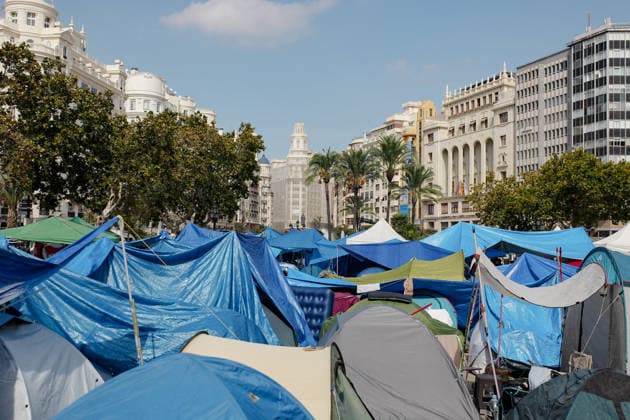 Second day of the Housing Protest Camp in Valencia’s Town Hall Square. Dozens of people are camped out in the Town Hall Square as of October 5, 2026, in Valencia, Valencian Community, Spain. Several young people began a sit-in yesterday in the Town Hall Square following the housing protest held last Saturday in Valencia, where five people were arrested and nine National Police officers were injured. The protest was organized by the associations Sindicat de Llogateres, Entrebarris, the Platform for Those Affected by Mortgages, and Sindicat Habitatge València October 5, 2026, Spain  Copyright: xJorgexGilx 7822556