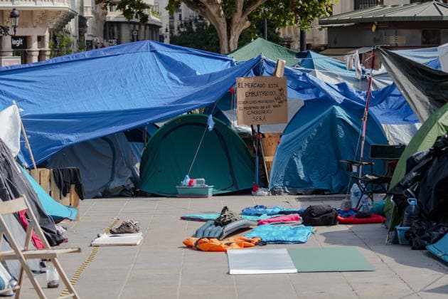 Second day of the Housing Protest Camp in Valencia’s Town Hall Square. Dozens of people are camped out in the Town Hall Square as of October 5, 2026, in Valencia, Valencian Community, Spain. Several young people began a sit-in yesterday in the Town Hall Square following the housing protest held last Saturday in Valencia, where five people were arrested and nine National Police officers were injured. The protest was organized by the associations Sindicat de Llogateres, Entrebarris, the Platform for Those Affected by Mortgages, and Sindicat Habitatge València October 5, 2026, Spain  Copyright: xJorgexGilx 7822559