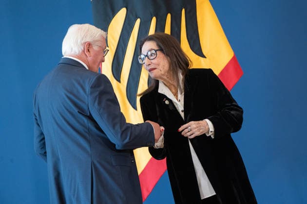 Federal President Frank Walter Steinmeier awards the Order of Merit of the Federal Republic of Germany to 21 citizens on German Unity Day Nana Mouskouri, singer and musician Federal President awards the Order of Merit of the Federal Republic of Germany on German Unity Day, Berlin, Germany; official residence at the Spreebogen