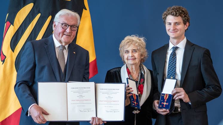 Federal President Frank Walter Steinmeier awards the Order of Merit of the Federal Republic of Germany to 21 citizens on German Unity Day: Tova Friedman and Aron Goodman, Holocaust survivors and their grandson, who work together on TikTok to educate people about the Shoah. Federal President awards the Order of Merit