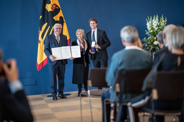 Federal President Frank Walter Steinmeier awards the Order of Merit of the Federal Republic of Germany to 21 citizens on German Unity Day: Tova Friedman and Aron Goodman, Holocaust survivors and their grandson, who work together on TikTok to educate people about the Shoah. Federal President awards the Order of Merit