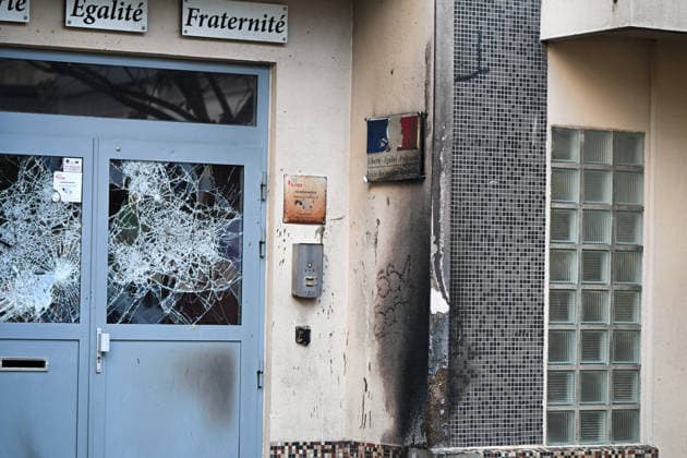 The door of Lycée Vauquelin in Paris was set on fire during high school protests. France, on October 5, 2026. Protests and student-led entrance blockades have intensified across the Île-de-France region and other urban centers in recent days, as high school students demonstrate against poor learning conditions. 460211 2026 10 05 Paris France (no people in frame)  Copyright: xL.Urmanx xStarfacex STAR_460211_001