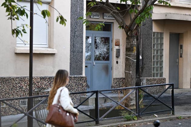 The door of Lycée Vauquelin in Paris was set on fire during high school protests. France, on October 5, 2026. Protests and student-led entrance blockades have intensified across the Île-de-France region and other urban centers in recent days, as high school students demonstrate against poor learning conditions. 460211 2026 10 05 Paris France (no people in frame) Copyright: xL.Urmanx xStarfacex STAR_460211_002