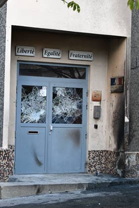 The door of Lycée Vauquelin in Paris was set on fire during high school protests. France, on October 5, 2026. Protests and student-led entrance blockades have intensified across the Île-de-France region and other urban centers in recent days, as high school students demonstrate against poor learning conditions. 460211 2026 10 05 Paris France (no people in frame) Copyright: xL.Urmanx xStarfacex STAR_460211_004