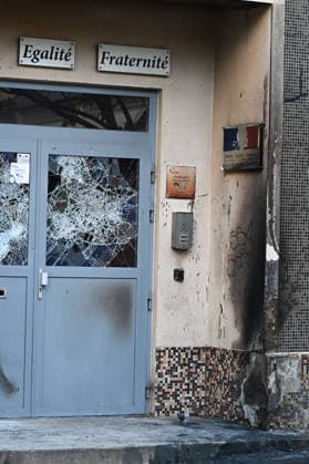 The door of Lycée Vauquelin in Paris was set on fire during high school protests. France, on October 5, 2026. Protests and student-led entrance blockades have intensified across the Île-de-France region and other urban centers in recent days, as high school students demonstrate against poor learning conditions. 460211 2026 10 05 Paris France (no people in frame) Copyright: xL.Urmanx xStarfacex STAR_460211_005