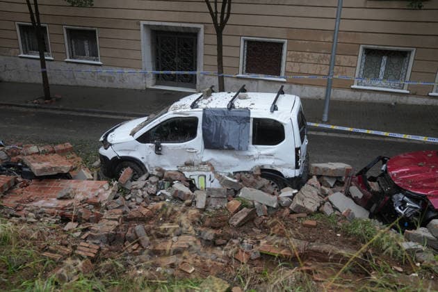 Heavy rains in Catalonia cause widespread disruption A wall collapses onto several vehicles due to the rain on Ciutat de Balaguer Street on October 5, 2026, in Barcelona, Catalonia, Spain. Rain and storms will once again dominate the day on Monday, though with less intensity than over the weekend, with yellow and orange alerts in effect at times in some areas of the country, and even a red alert remaining in effect until 10 a.m. in Barcelona, with cumulative rainfall of 90 L m². October 5, 2026, Barcelona, Catalonia, Barcelona, Catalonia, Spain  Copyright: xDavidxZorrakinox 7822685