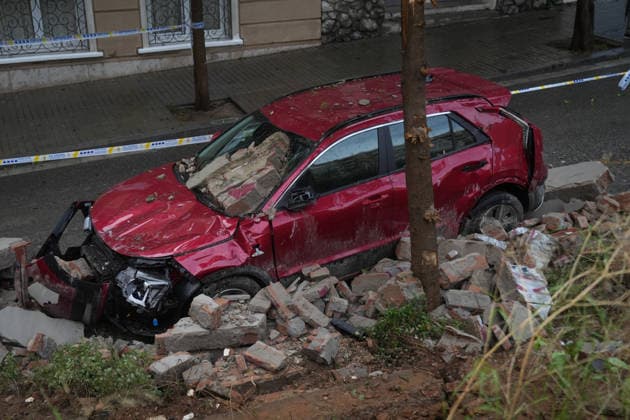 Heavy rains in Catalonia cause widespread disruption A wall collapses onto several vehicles due to the rain on Ciutat de Balaguer Street on October 5, 2026, in Barcelona, Catalonia, Spain. Rain and storms will once again dominate the day on Monday, though with less intensity than over the weekend, with yellow and orange alerts in effect at times in some areas of the country, and even a red alert remaining in effect until 10 a.m. in Barcelona, with cumulative rainfall of 90 L m². October 5, 2026, Barcelona, Catalonia, Barcelona, Catalonia, Spain  Copyright: xDavidxZorrakinox 7822686