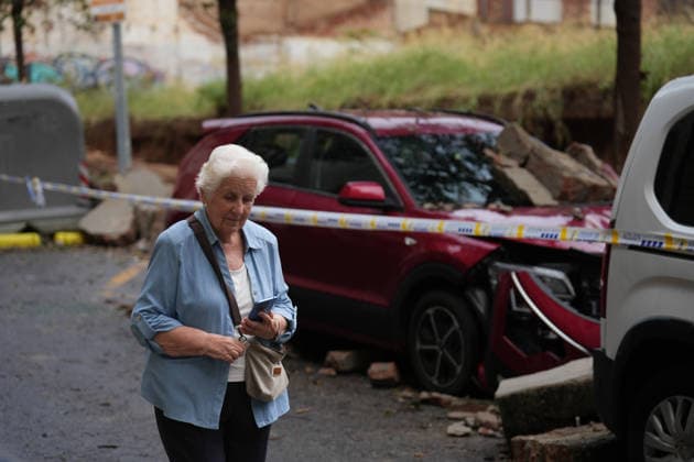 Heavy rains in Catalonia cause widespread disruption A wall collapses onto several vehicles due to the rain on Ciutat de Balaguer Street on October 5, 2026, in Barcelona, Catalonia, Spain. Rain and storms will once again dominate the day on Monday, though with less intensity than over the weekend, with yellow and orange alerts in effect at times in some areas of the country, and even a red alert remaining in effect until 10 a.m. in Barcelona, with cumulative rainfall of 90 L m². October 5, 2026, Barcelona, Catalonia, Barcelona, Catalonia, Spain  Copyright: xDavidxZorrakinox 7822690