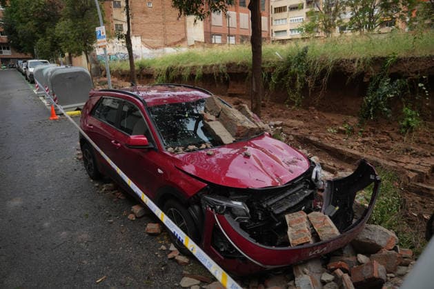 Heavy rains in Catalonia cause widespread disruption A wall collapses onto several vehicles due to the rain on Ciutat de Balaguer Street on October 5, 2026, in Barcelona, Catalonia, Spain. Rain and storms will once again dominate the day on Monday, though with less intensity than over the weekend, with yellow and orange alerts in effect at times in some areas of the country, and even a red alert remaining in effect until 10 a.m. in Barcelona, with cumulative rainfall of 90 L m². October 5, 2026, Barcelona, Catalonia, Barcelona, Catalonia, Spain  Copyright: xDavidxZorrakinox 7822693
