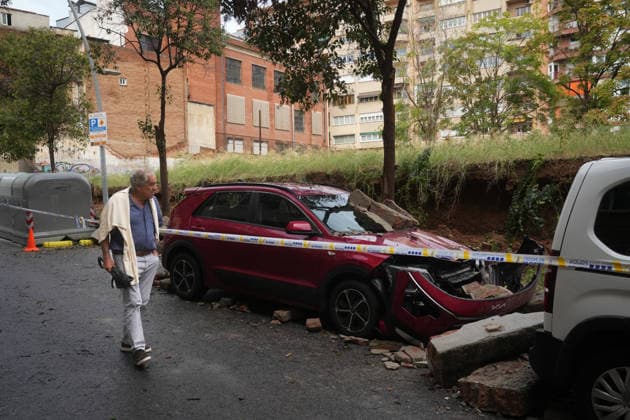 Heavy rains in Catalonia cause widespread disruption A wall collapses onto several vehicles due to the rain on Ciutat de Balaguer Street on October 5, 2026, in Barcelona, Catalonia, Spain. Rain and storms will once again dominate the day on Monday, though with less intensity than over the weekend, with yellow and orange alerts in effect at times in some areas of the country, and even a red alert remaining in effect until 10 a.m. in Barcelona, with cumulative rainfall of 90 L m². October 5, 2026, Barcelona, Catalonia, Barcelona, Catalonia, Spain  Copyright: xDavidxZorrakinox 7822697