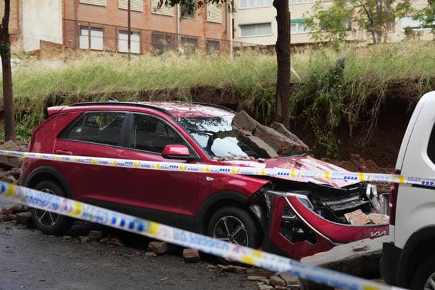 Heavy rains in Catalonia cause widespread disruption A wall collapses onto several vehicles due to the rain on Ciutat de Balaguer Street on October 5, 2026, in Barcelona, Catalonia, Spain. Rain and storms will once again dominate the day on Monday, though with less intensity than over the weekend, with yellow and orange alerts in effect at times in some areas of the country, and even a red alert remaining in effect until 10 a.m. in Barcelona, with cumulative rainfall of 90 L m². October 5, 2026, Barcelona, Catalonia, Barcelona, Catalonia, Spain  Copyright: xDavidxZorrakinox 7822699
