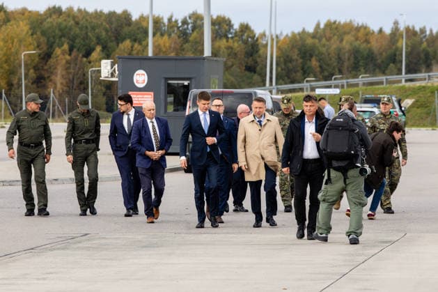 The meeting between Martynas Katelynas and Marcin Kierwinski at the Budzisko border checkpoint on October 5, 2026, in Budzisko  Copyright: xTeodorasxBiliÅ«nas BNSx