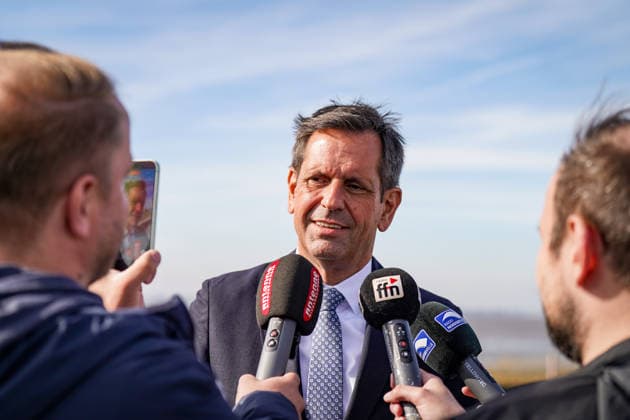 Germany, Emden: Lower Saxony’s Minister President Olaf Lies speaking with media representatives following the decision on the new naval port at Rysumer Nacken—interview, press, media, microphones, smartphone, Olaf Lies, Minister-President, SPD, Lower Saxony, state government, German Navy, Bundeswehr, naval port, naval base, Emden, Rysu Copyright: xJOERANxSTEINSIEKx