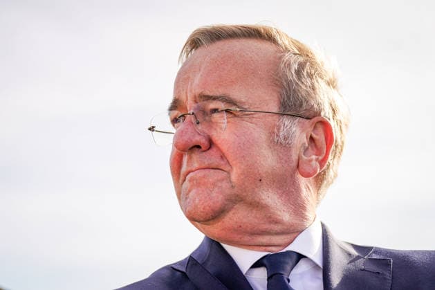 Germany, Emden: Federal Minister of Defense Boris Pistorius (SPD) as he departs following a press conference on the decision regarding the new naval port at Rysumer Nacken. Portrait, close-up, low-angle shot, pensive, serious expression, Boris Pistorius, Minister of Defense, Bundeswehr, German Navy, naval port, naval base, Rysu Copyright: xJOERANxSTEINSIEKx