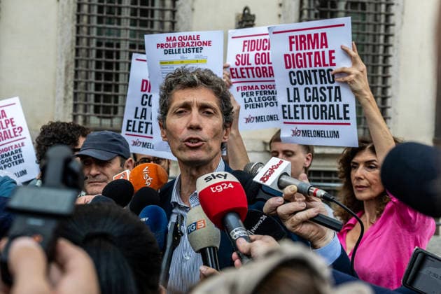 October 5, 2026, Rome, Italia, Italy: Europa Secretary Riccardo Magi participates in the flash mob against the electoral law in front of Palazzo Chigi, Rome 05 10 2026 Rome Italy  - ZUMAa289 20261005_zia_a289_121 Copyright: xFrancescoxFotiax xAgfx
