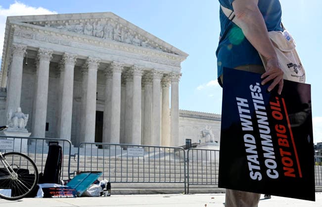 Supreme Court Hears Major Climate Case Against Oil Companies People protest in front of the US Supreme Court as the court considers the Suncor v. Boulder case in Washington, DC, on October 5, 2026. The justices are considering whether states and localities can try to hold oil companies responsible for damages from climate change. If Boulder, Colo., wins, the companies could owe enormous sums.Photo by Olivier Douliery ABACAPRESS.COM Washington DC United States  Copyright: xDoulieryxOlivier ABACAx