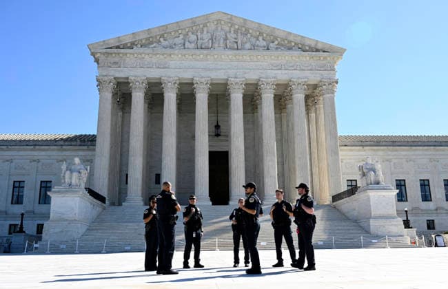 Supreme Court Hears Major Climate Case Against Oil Companies Police officers stand in front of the US Supreme Court as the court considers the Suncor v. Boulder case in Washington, DC, on October 5, 2026. The justices are considering whether states and localities can try to hold oil companies responsible for damages from climate change. If Boulder, Colo., wins, the companies could owe enormous sums.Photo by Olivier Douliery ABACAPRESS.COM Washington DC United States  Copyright: xDoulieryxOlivier ABACAx
