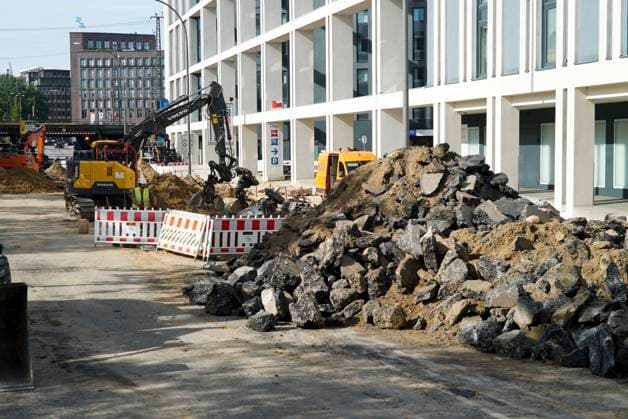 CNTV PIPE BREAK Road Construction Site Crater in the Roadway Following a Water Pipe Break on Amsinckstraße in Hamburg on October 5, 2026; Hamburg Water, the Authority for Transportation and Mobility Transition, and the specialized contractors involved are overseeing the work, coordinating the construction site, andrepair in Hamburg, Germany