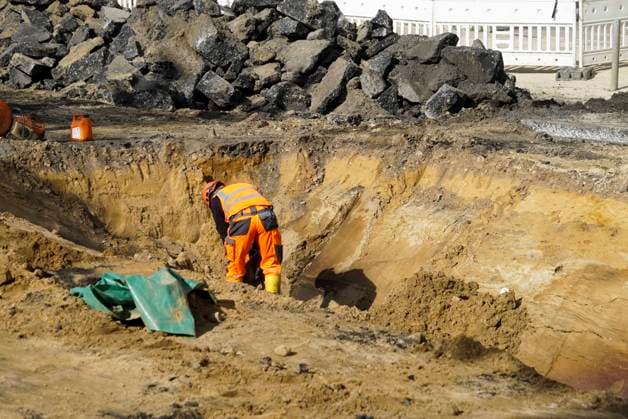 CNTV PIPE BREAK Road Construction Site Crater in the Roadway Following a Water Pipe Break on Amsinckstraße in Hamburg on October 5, 2026; Hamburg Water, the Authority for Transportation and Mobility Transition, and the specialized contractors involved are overseeing the work, coordinating the construction site, andrepair in Hamburg, Germany