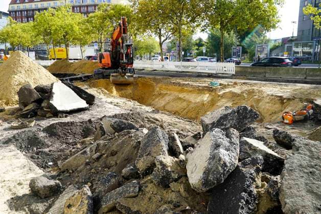 CNTV PIPE BREAK Road Construction Site Crater in the Roadway Following a Water Pipe Break on Amsinckstraße in Hamburg on October 5, 2026; Hamburg Water, the Authority for Transportation and Mobility Transition, and the specialized contractors involved are overseeing the work, coordinating the construction site, andrepair in Hamburg, Germany