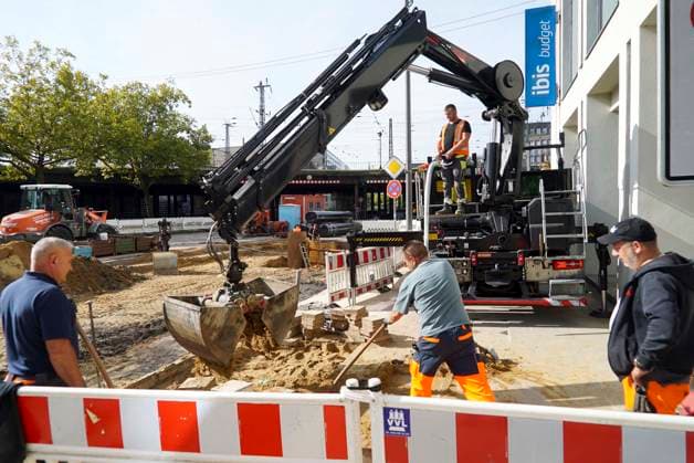CNTV PIPE BREAK Road Construction Site Crater in the Roadway Following a Water Pipe Break on Amsinckstraße in Hamburg on October 5, 2026; Hamburg Water, the Authority for Transportation and Mobility Transition, and the specialized contractors involved are overseeing the work, coordinating the construction site, andrepair in Hamburg, Germany