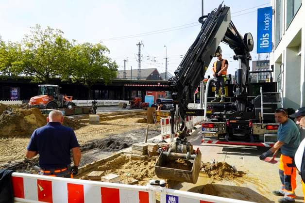 CNTV PIPE BREAK Road Construction Site Crater in the Roadway Following a Water Pipe Break on Amsinckstraße in Hamburg on October 5, 2026; Hamburg Water, the Authority for Transportation and Mobility Transition, and the specialized contractors involved are overseeing the work, coordinating the construction site, andrepair in Hamburg, Germany
