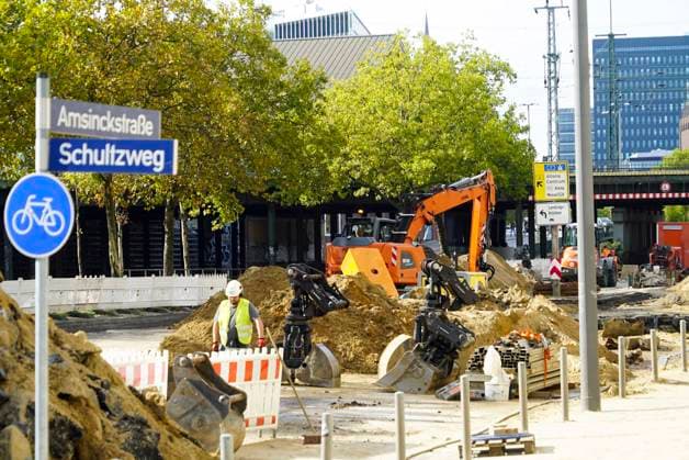 CNTV PIPE BREAK Road Construction Site Crater in the Roadway Following a Water Pipe Break on Amsinckstraße in Hamburg on October 5, 2026; Hamburg Water, the Authority for Transportation and Mobility Transition, and the specialized contractors involved are overseeing the work, coordinating the construction site, andrepair in Hamburg, Germany