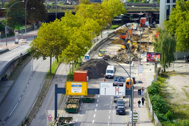 CNTV PIPE BREAK Road Construction Site Crater in the Roadway Following a Water Pipe Break on Amsinckstraße in Hamburg on October 5, 2026; Hamburg Water, the Authority for Transportation and Mobility Transition, and the specialized contractors involved are overseeing the work, coordinating the construction site, andrepair in Hamburg, Germany