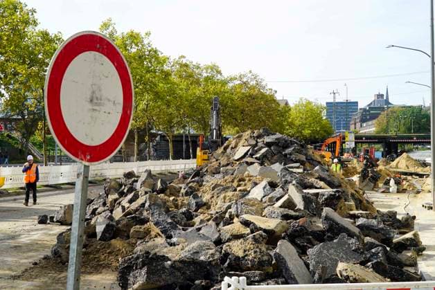 CNTV PIPE BREAK Road Construction Site Crater in the Roadway Following a Water Pipe Break on Amsinckstraße in Hamburg on October 5, 2026; Hamburg Water, the Authority for Transportation and Mobility Transition, and the specialized contractors involved are overseeing the work, coordinating the construction site, andrepair in Hamburg, Germany