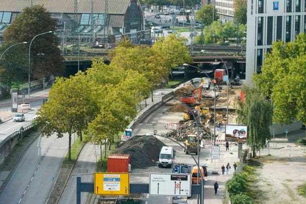 CNTV PIPE BREAK Road Construction Site Crater in the Roadway Following a Water Pipe Break on Amsinckstraße in Hamburg on October 5, 2026; Hamburg Water, the Authority for Transportation and Mobility Transition, and the specialized contractors involved are overseeing the work, coordinating the construction site, andrepair in Hamburg, Germany