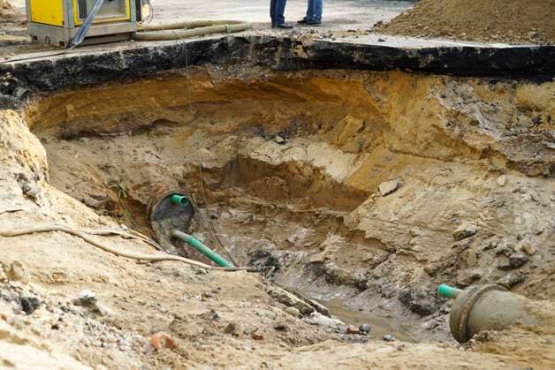 CNTV PIPE BREAK Road Construction Site Crater in the Roadway Following a Water Pipe Break on Amsinckstraße in Hamburg on October 5, 2026; Hamburg Water, the Authority for Transportation and Mobility Transition, and the specialized contractors involved are overseeing the work, coordinating the construction site, andrepair in Hamburg, Germany