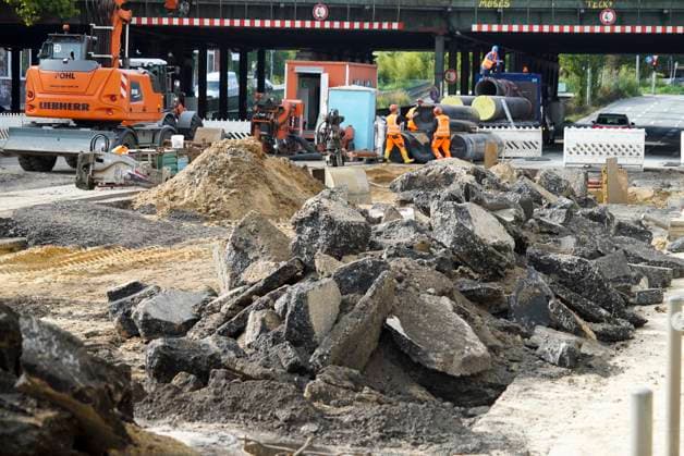 CNTV PIPE BREAK Road Construction Site Crater in the Roadway Following a Water Pipe Break on Amsinckstraße in Hamburg on October 5, 2026; Hamburg Water, the Authority for Transportation and Mobility Transition, and the specialized contractors involved are overseeing the work, coordinating the construction site, andrepair in Hamburg, Germany