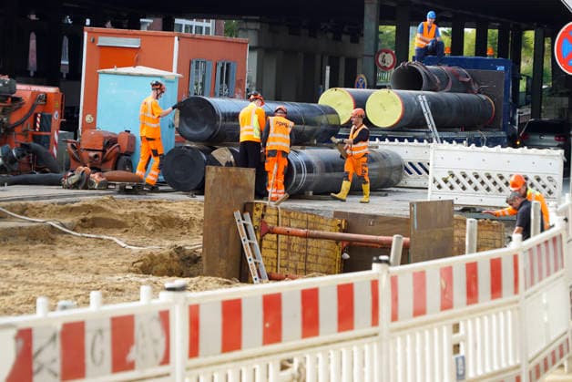 CNTV PIPE BREAK Road Construction Site Crater in the Roadway Following a Water Pipe Break on Amsinckstraße in Hamburg on October 5, 2026; Hamburg Water, the Authority for Transportation and Mobility Transition, and the specialized contractors involved are overseeing the work, coordinating the construction site, andrepair in Hamburg, Germany