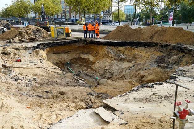 CNTV PIPE BREAK Road Construction Site Crater in the Roadway Following a Water Pipe Break on Amsinckstraße in Hamburg on October 5, 2026; Hamburg Water, the Authority for Transportation and Mobility Transition, and the specialized contractors involved are overseeing the work, coordinating the construction site, andrepair in Hamburg, Germany