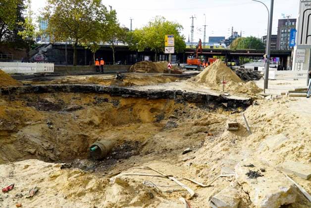 CNTV PIPE BREAK Road Construction Site Crater in the Roadway Following a Water Pipe Break on Amsinckstraße in Hamburg on October 5, 2026; Hamburg Water, the Authority for Transportation and Mobility Transition, and the specialized contractors involved are overseeing the work, coordinating the construction site, andrepair in Hamburg, Germany