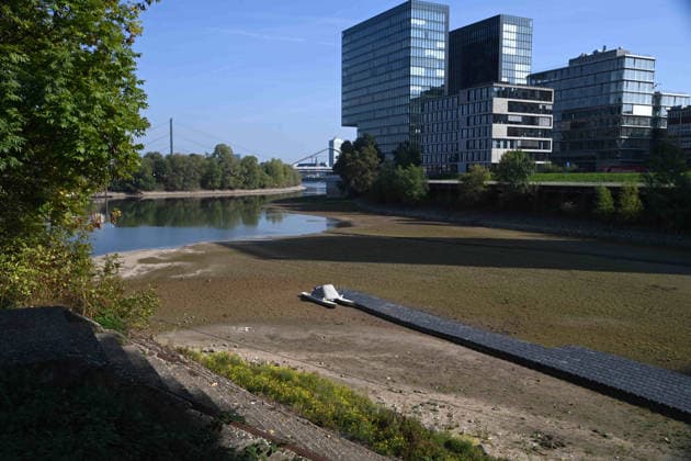 Low water levels in the Port of Düsseldorf have exposed a large sandbar; rocks and sand on the shore; Harbor Basin A; a motorboat and a catamaran on the bottom; Düsseldorf, October 5, 2026,