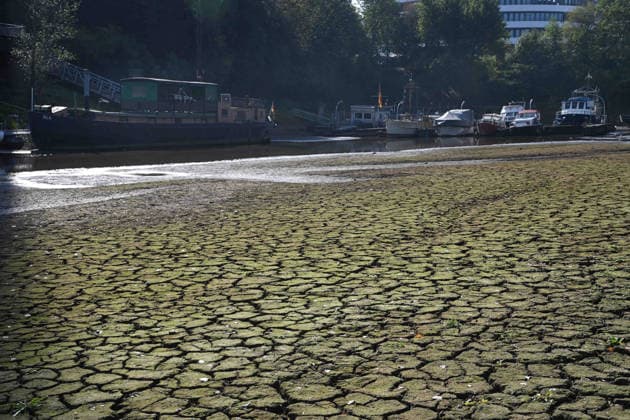 Low water levels in the Port of Düsseldorf have exposed a large sandbar; rocks and sand line the shore; Harbor Basin A; motorboats and yachts lie on the seabed; Düsseldorf, October 5, 2026,