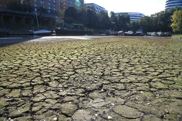 Low water levels in the Port of Düsseldorf have exposed a large sandbar; rocks and sand line the shore; Harbor Basin A; motorboats and yachts lie on the bottom; Düsseldorf, October 5, 2026,
