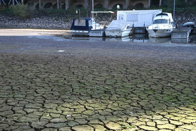 Low water levels in the Port of Düsseldorf have exposed a large sandbar; rocks and sand line the shore; Harbor Basin A; motorboats and yachts lie on the bottom; Düsseldorf, October 5, 2026,