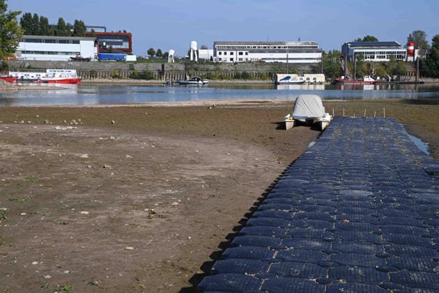 Low water levels in the Port of Düsseldorf have exposed a large sandbar; rocks and sand on the shore; Harbor Basin A; a motorboat and a catamaran on the bottom; Düsseldorf, October 5, 2026,